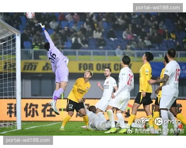 青岛西海岸丁海峰飞踹染红 非必要犯规让球队陷入被动